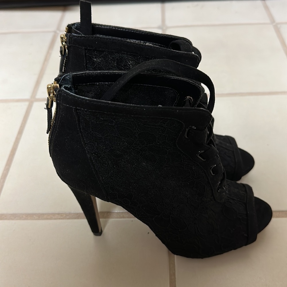 Women’s Nine West Enetta Lace Peep-Toe Size 7.5
